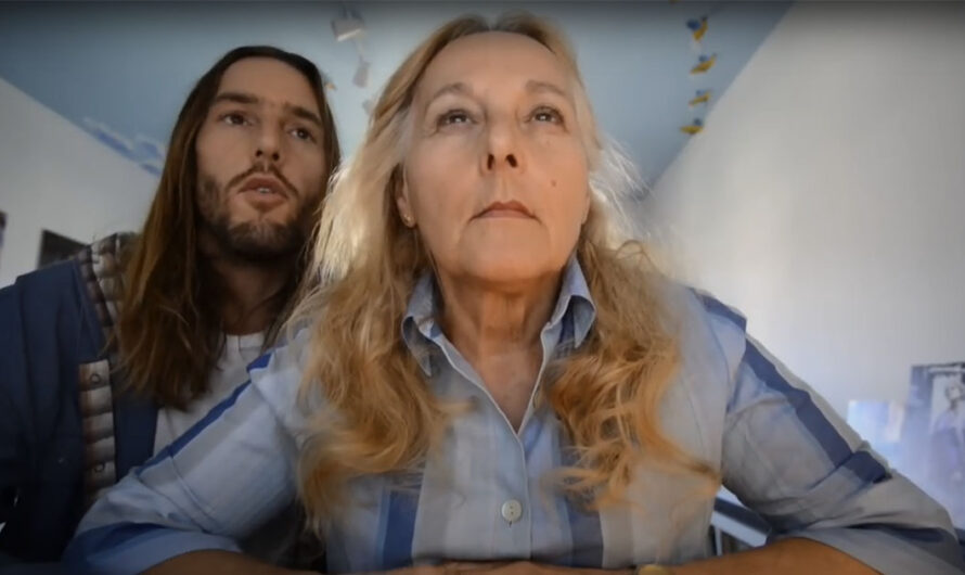 Han filmer sin mamma i skjul i ett helt år. Grunnen vil få deg til å smile!